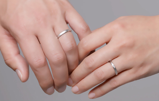 シンプルで結婚指輪らしいデザイン。ペア感も◎