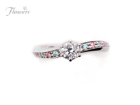 セラスチウム婚約指輪　ピンクサファイヤ／アイスブルーダイヤ